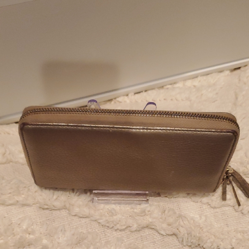 Gucci Soho Gold Leather Wallet with Iconic GG Logo - Picture 5 of 17